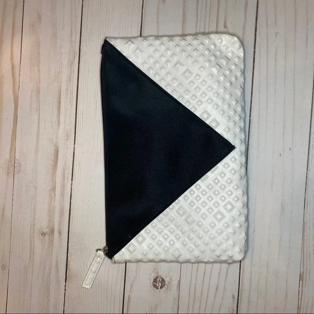 Modern Minimalist Black and White Geo Zip Vanity Makeup Travel Cosmetic Bag